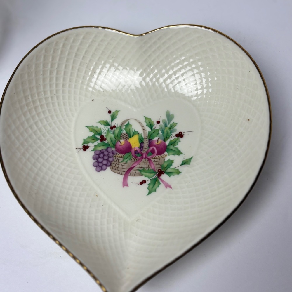 Mikasa Christmas Spirit B2098 Ivory Bone China Heart Trinket Dish Gold Rim Japan